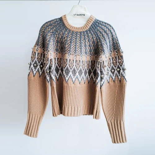 Übergroßer schwarzer Zopfmusterpullover