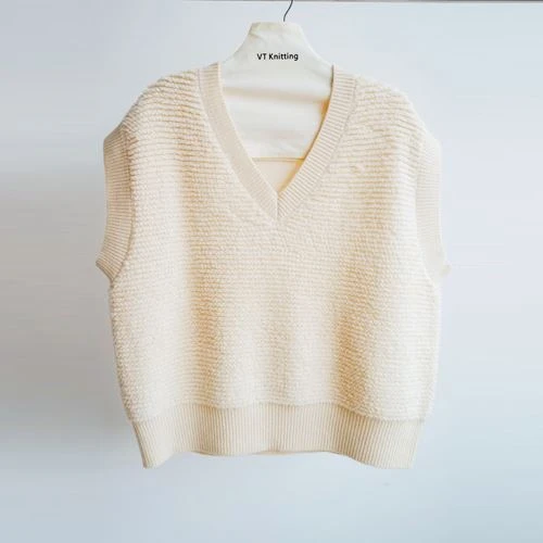 Ärmelloser Rollkragenpullover mit Zopfmuster